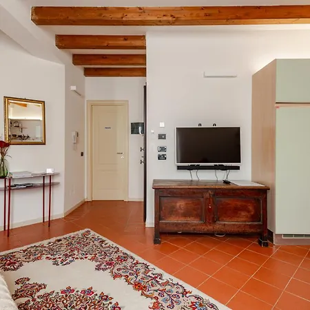 Casa Enzo - Old Town & Station - Ac, Free Parking - Family & Business Bed & Breakfast 3*