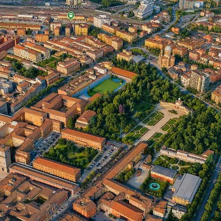Casa Enzo - Old Town & Station - Ac, Free Parking - Family & Business B&B 모데나